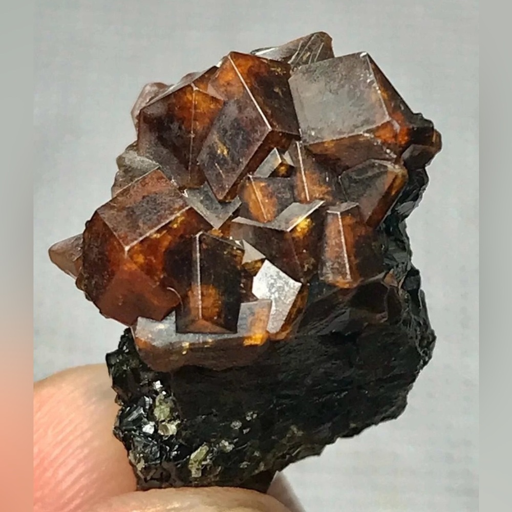 17 Carats Beautiful Garnet Crystals Specimens from Pakistan - Picture 3 of 11